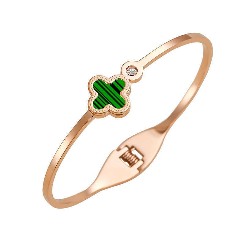 Type de printemps en or rose en diamant vert