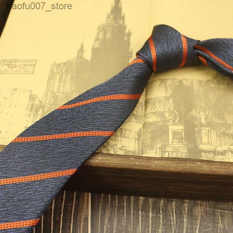 08 Tie à rayures orange