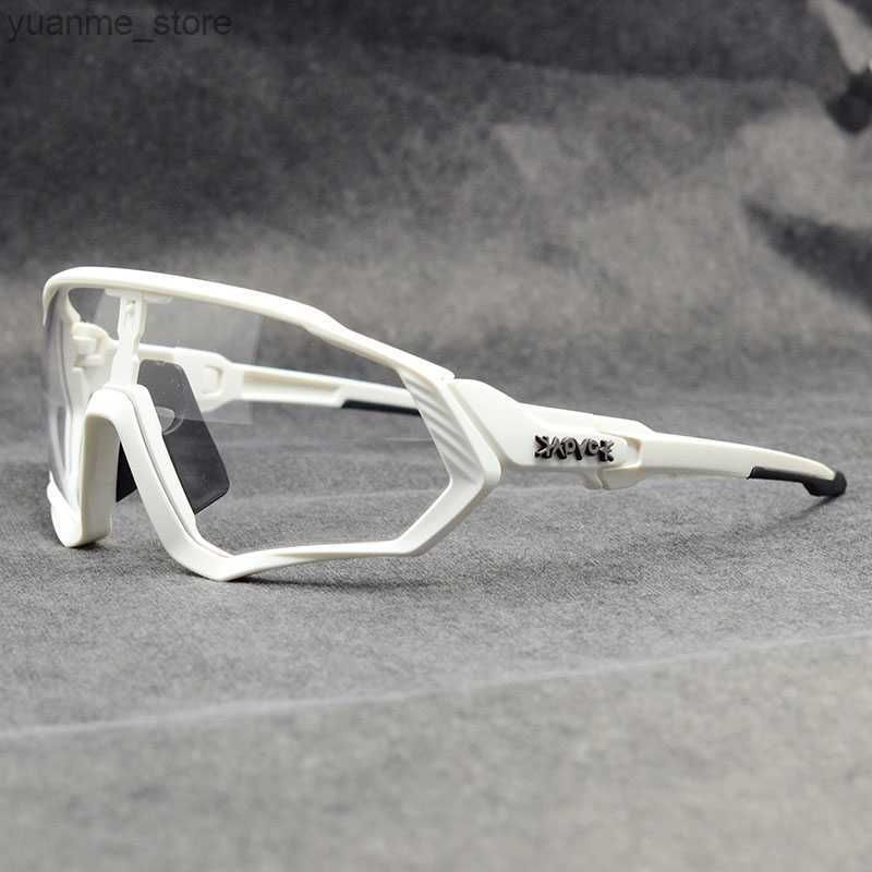 Photochromic C16