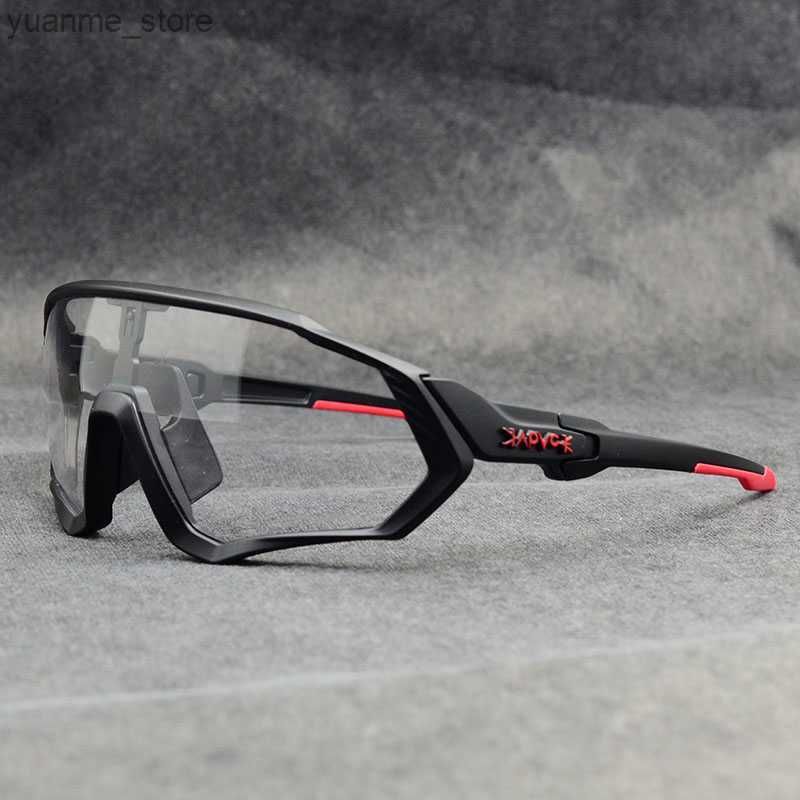 Photochromic C19