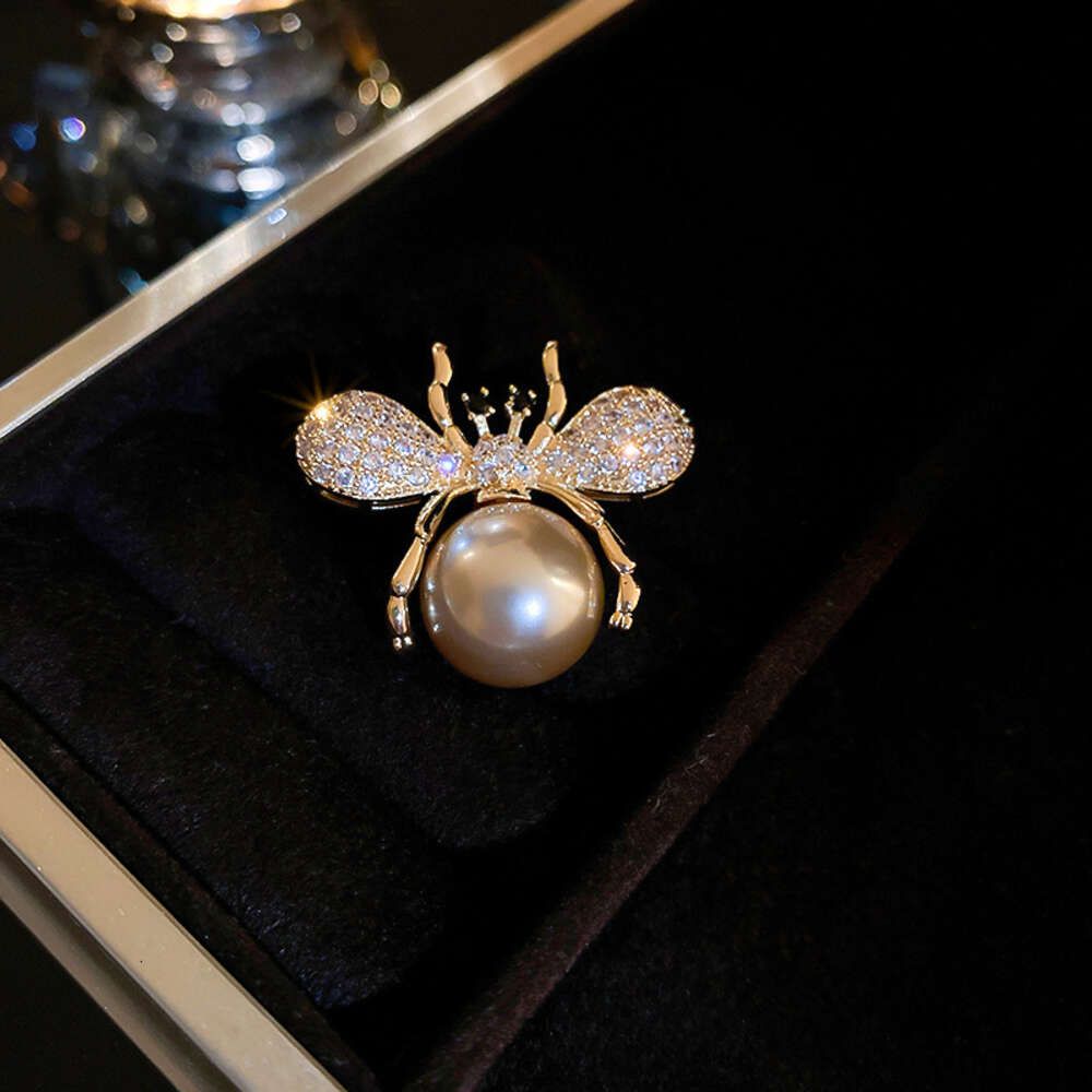 16 # brooch Golden Bee real gold