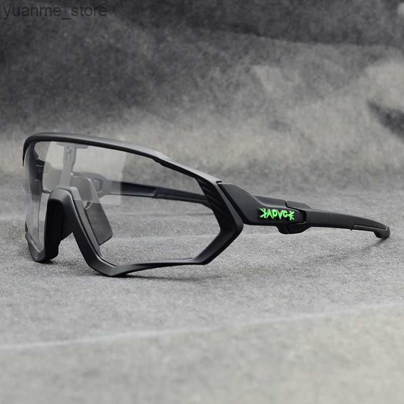 Photochromic C18