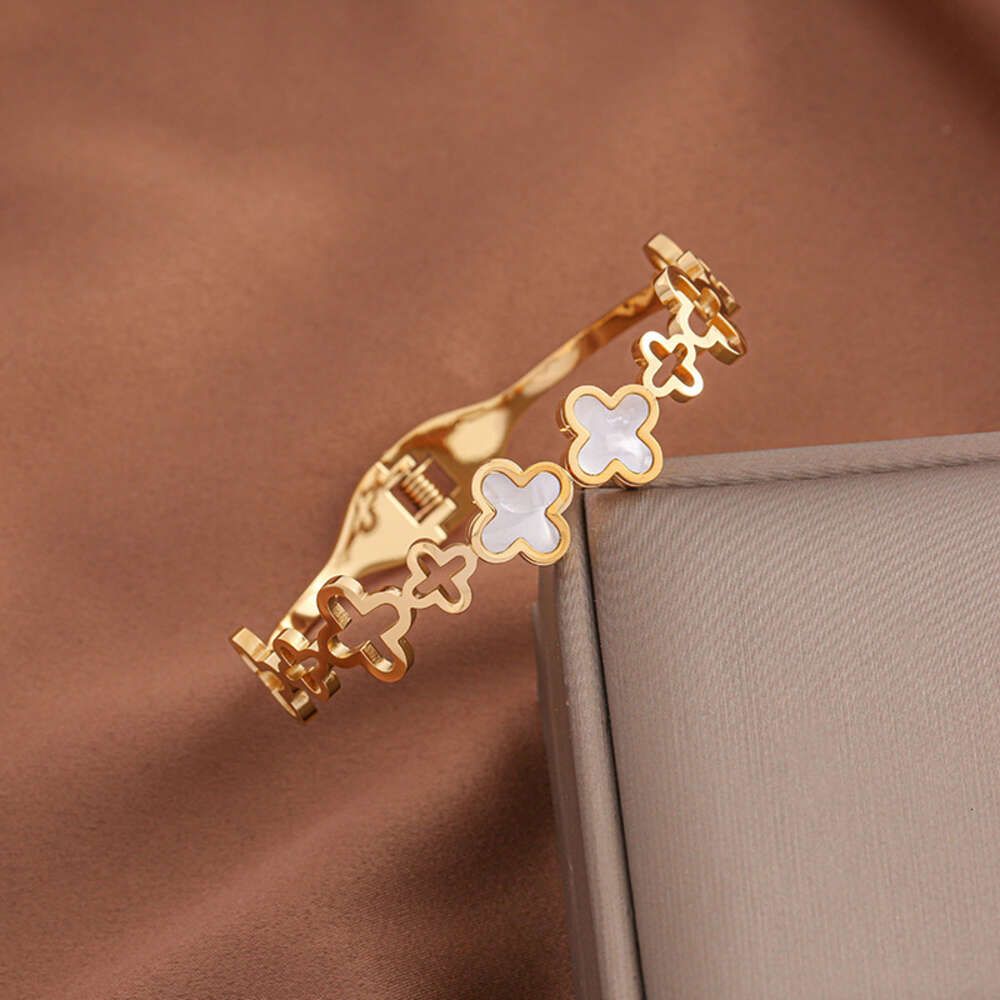 Golden hollow two shell clover bracelet
