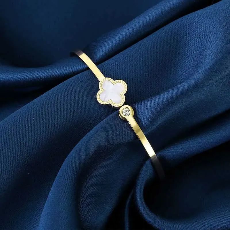 Z5020- Gold White Clover Bracelet