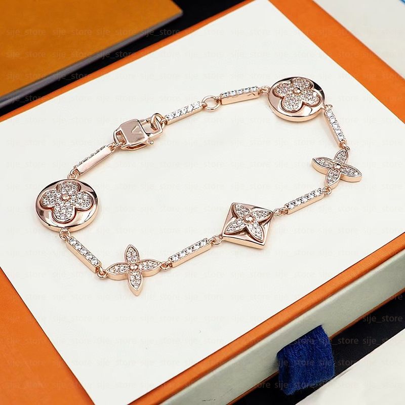 15 rosa Armbänder mit Box