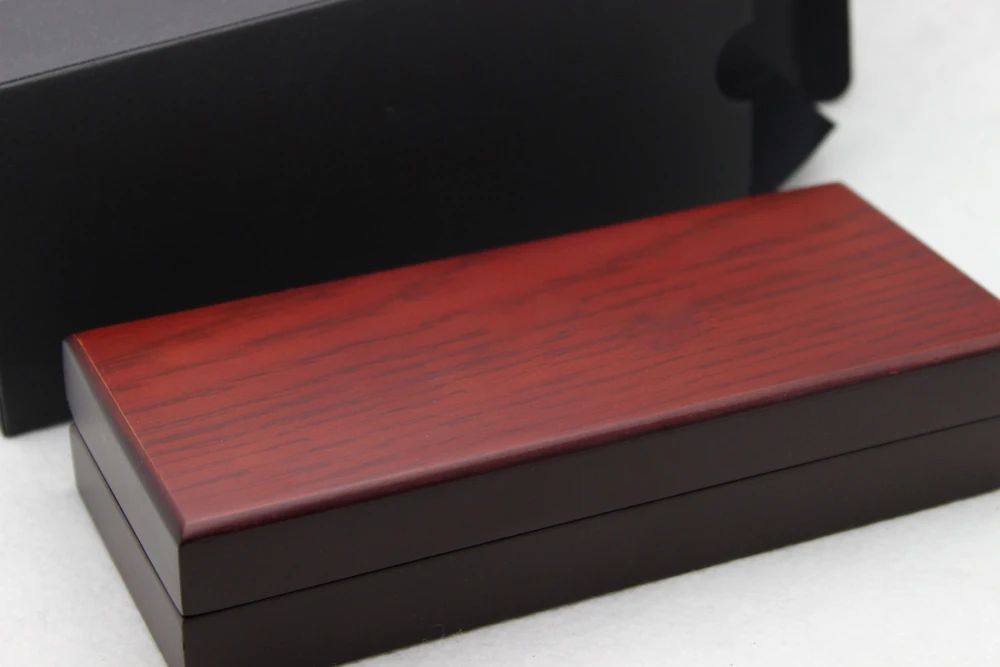 Couleur: une boîte en bois rouge PCS