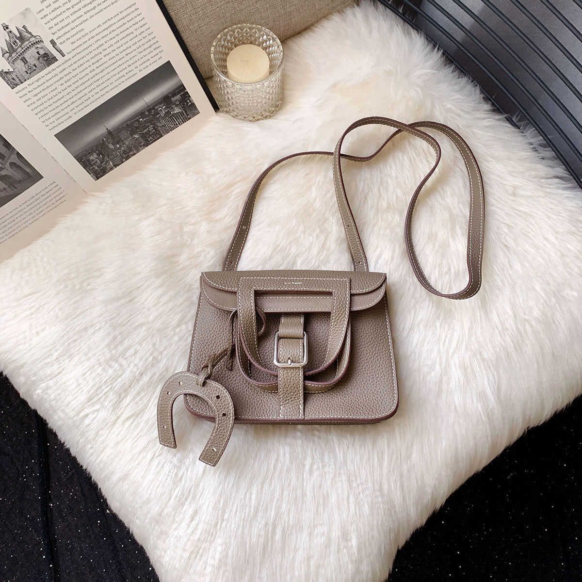 Bolsa de ferradura Halzan Small Khaki Dark