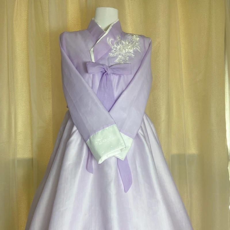 Vestido roxo de tamanho médio