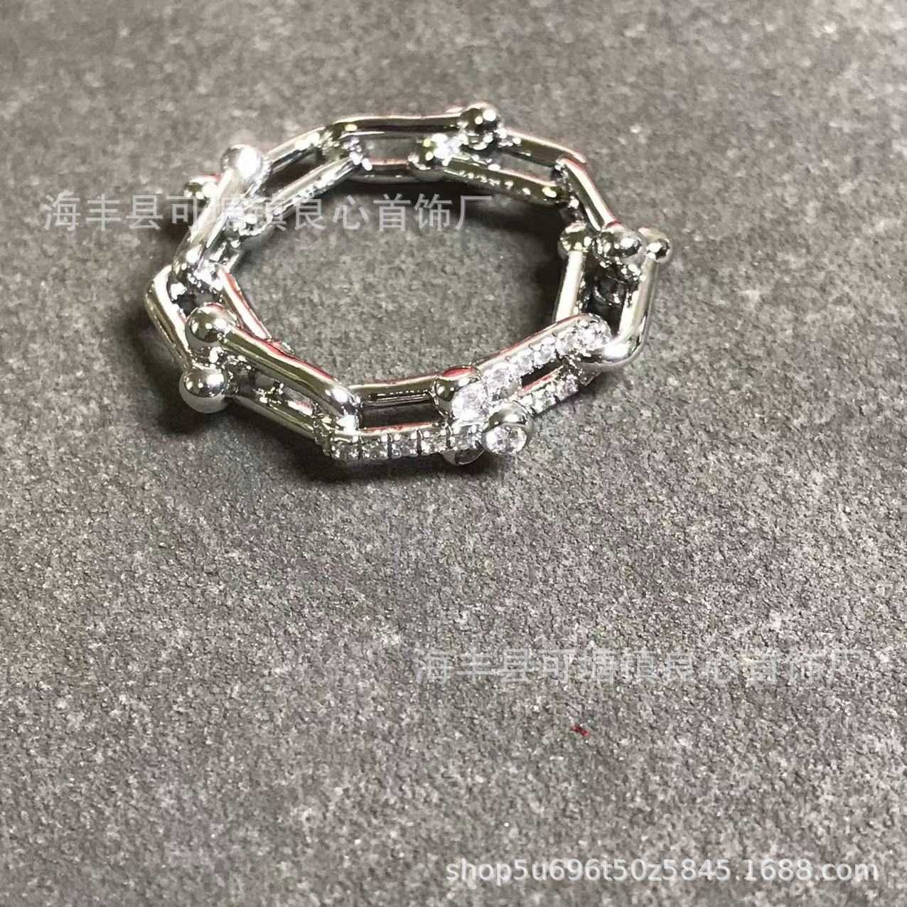 Серебряное половина бриллиантового кольца