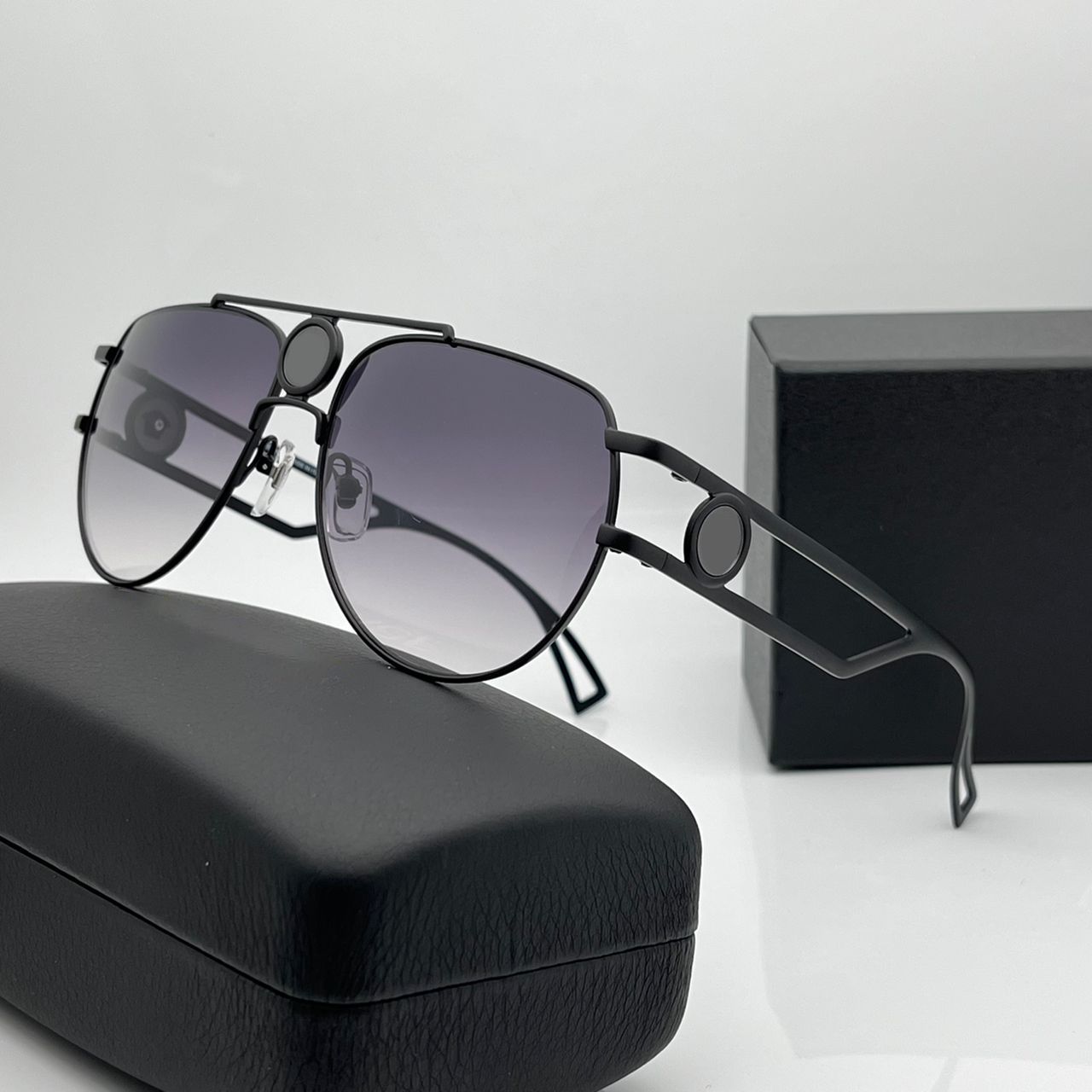 Black frame gradient grey lens