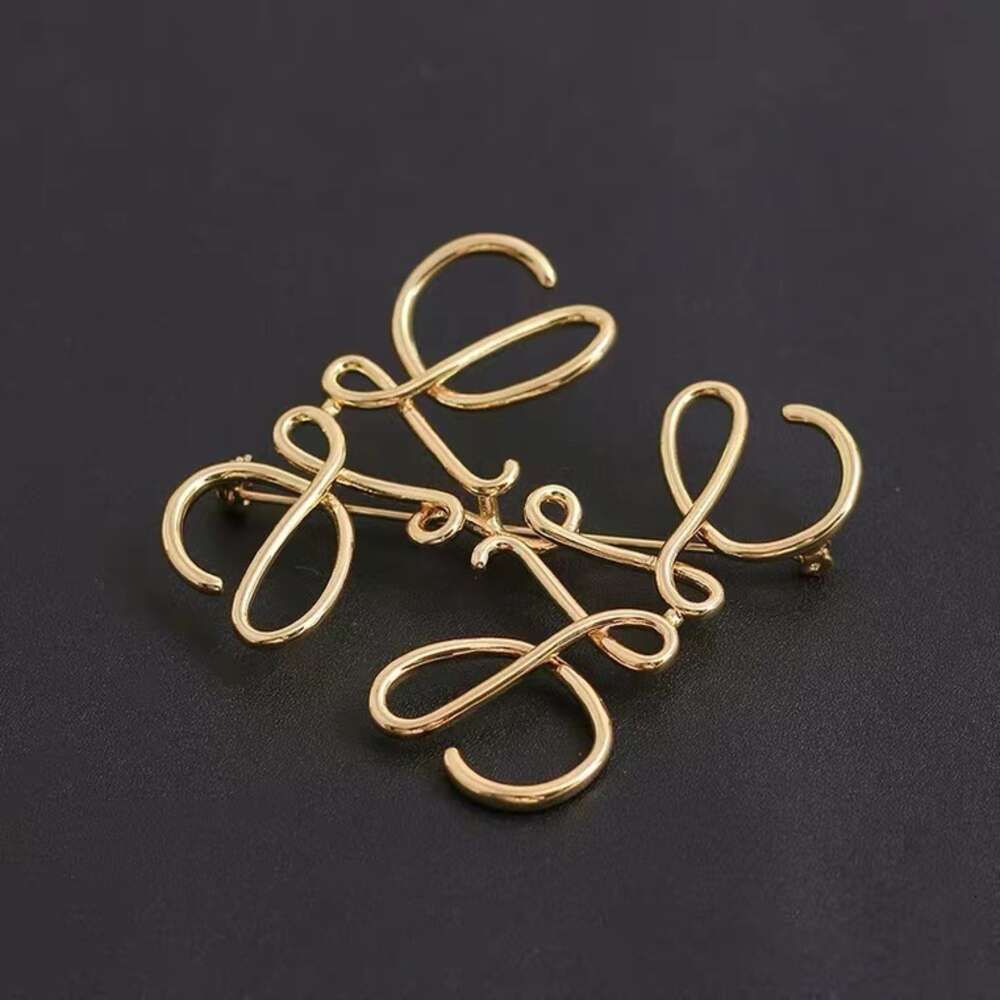 Golden Luo Family Classic Hollow Brooch