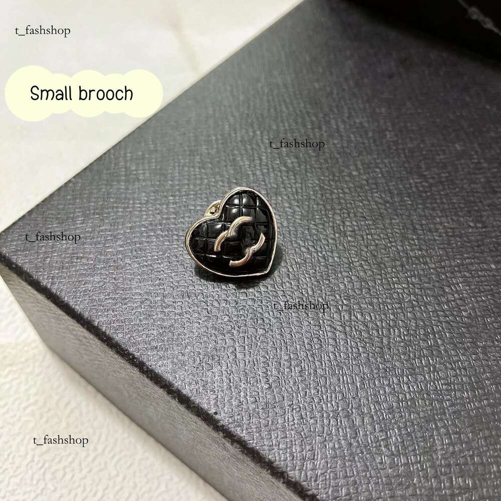 07 Small brooch