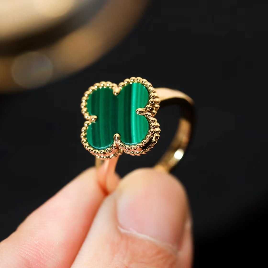 Кольцо «Клевер» из розового золота и зеленого цвета