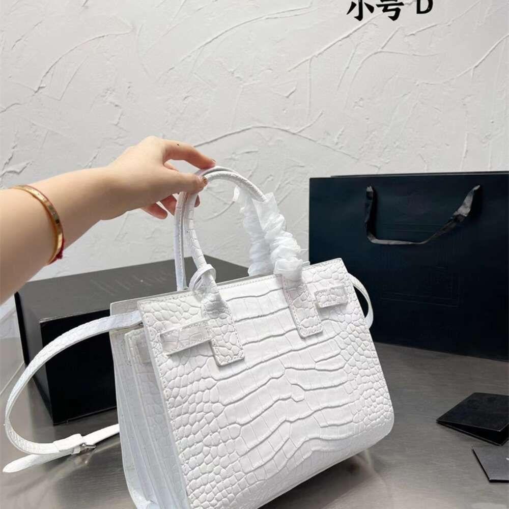 Crocodile Pattern White 26cm