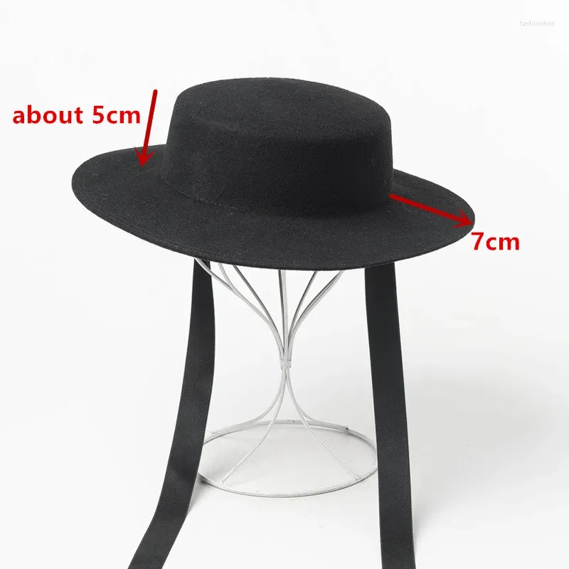 Model 7cm brim