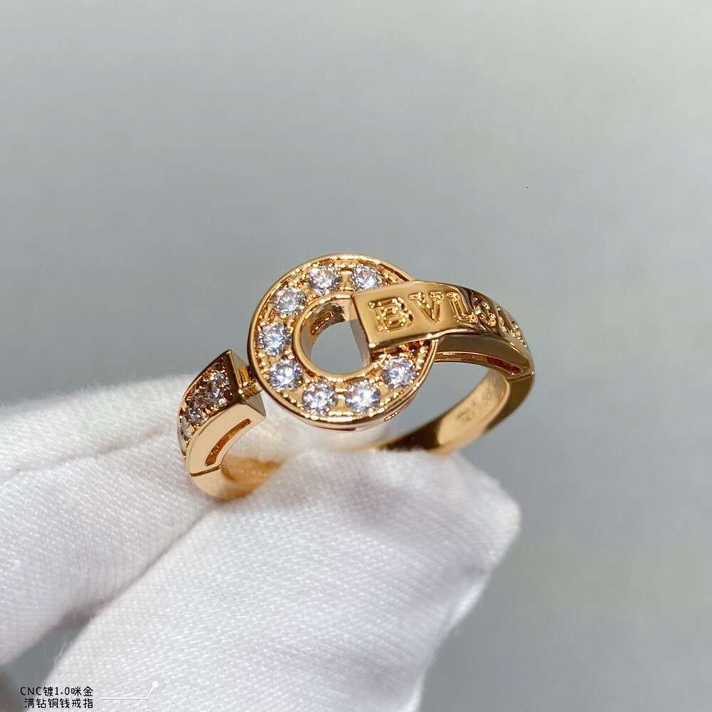 Pełny diamentowy pierścień miedziany