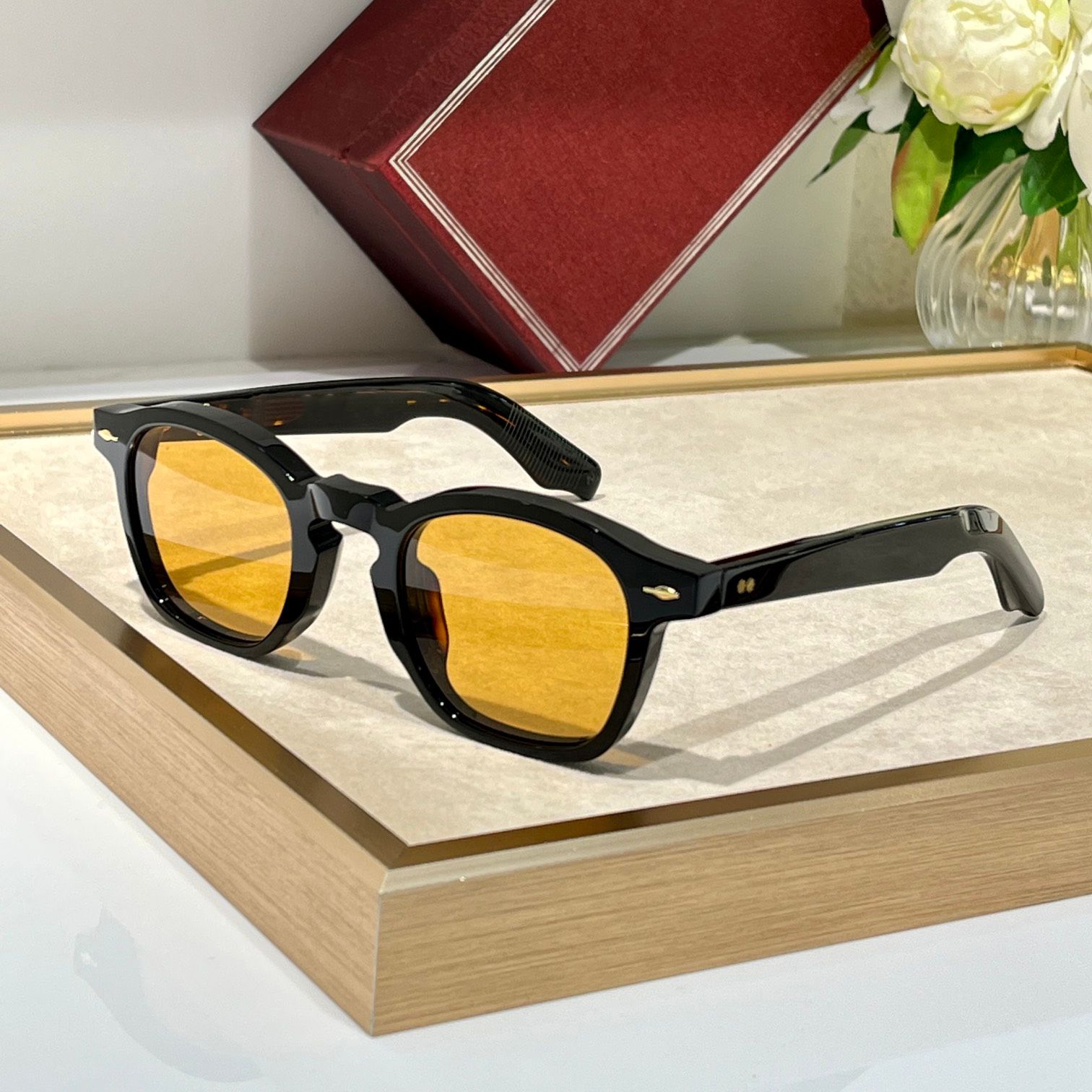 Black frame yellow lens