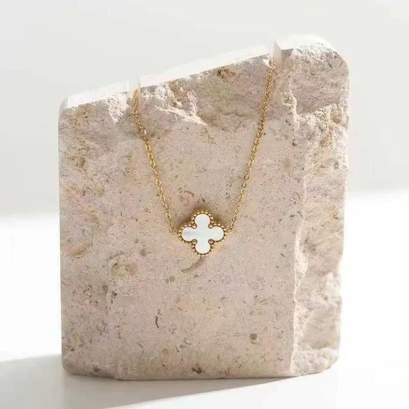 Mini Clover witte ketting grootte 0,9