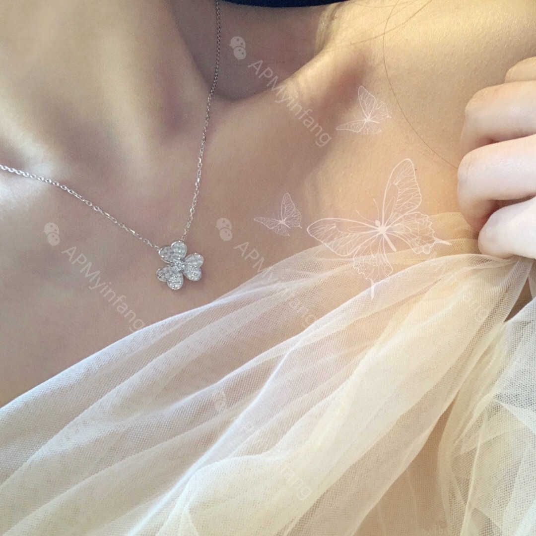 Collier de fleurs à trois feuilles moyen complet