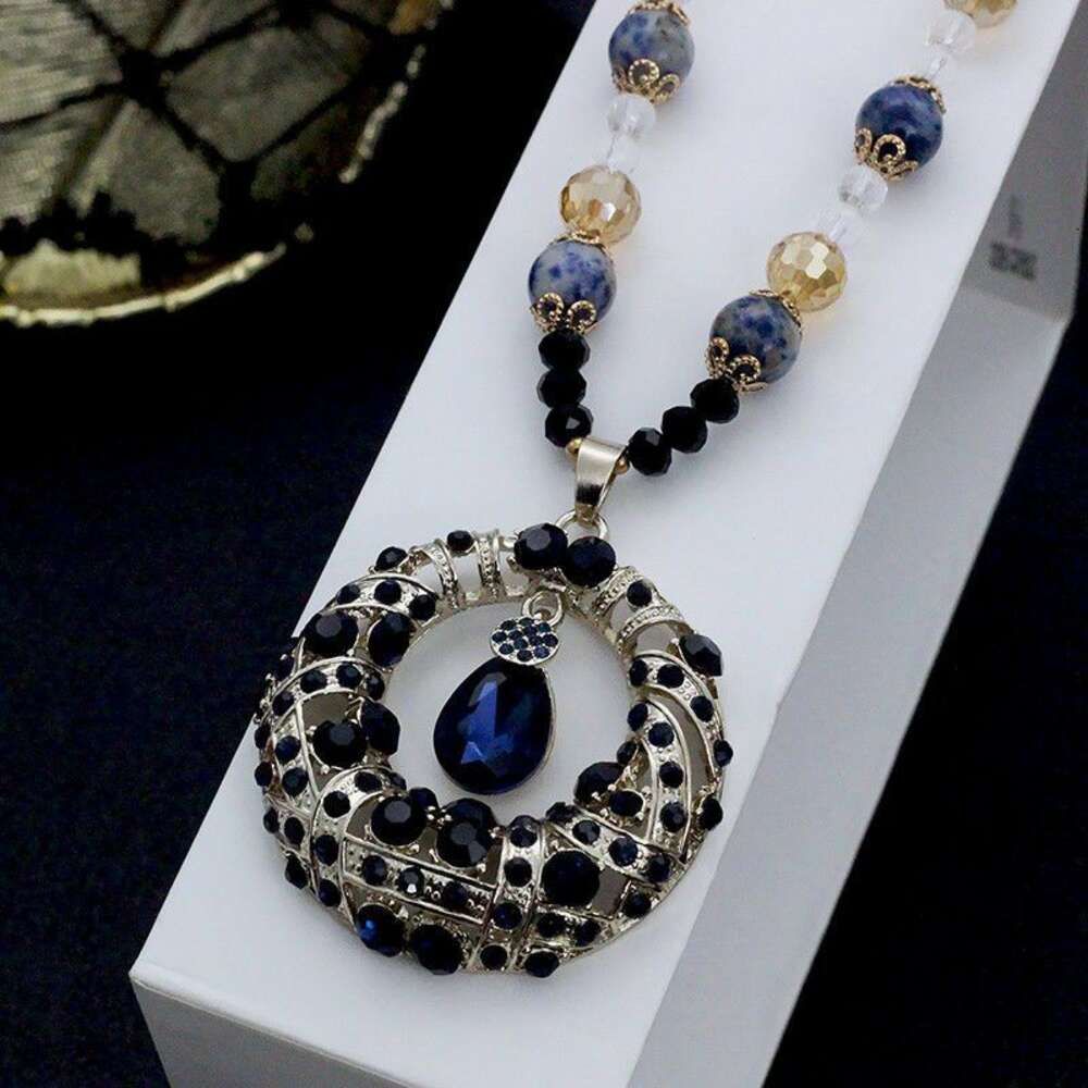 Dynamic circular blue new crystal chain