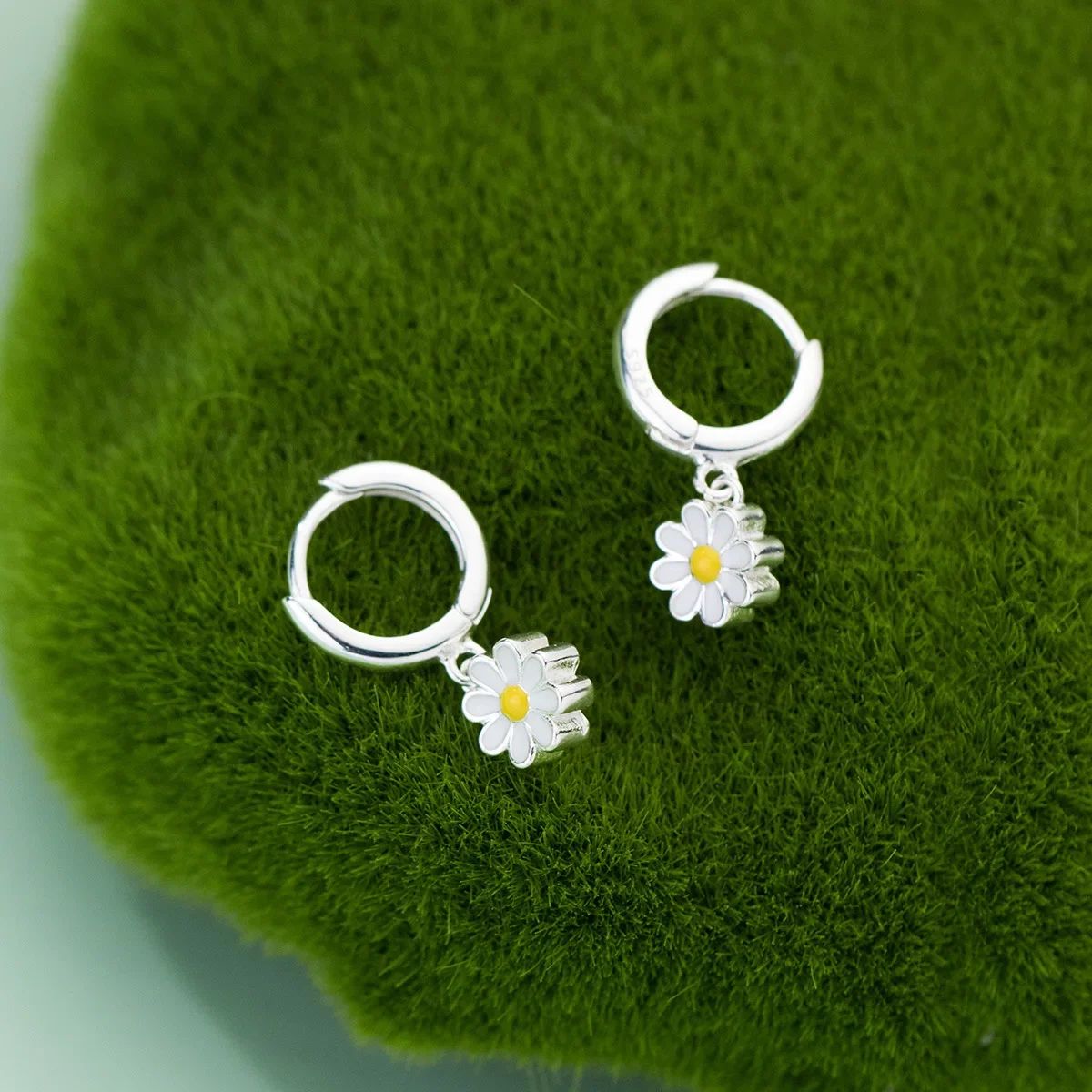 Couleur métallique: boucles d'oreilles en marguerite