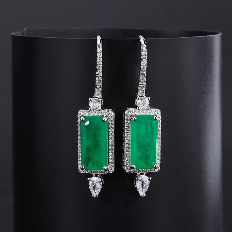 Colore gemma: orecchini a smeraldo