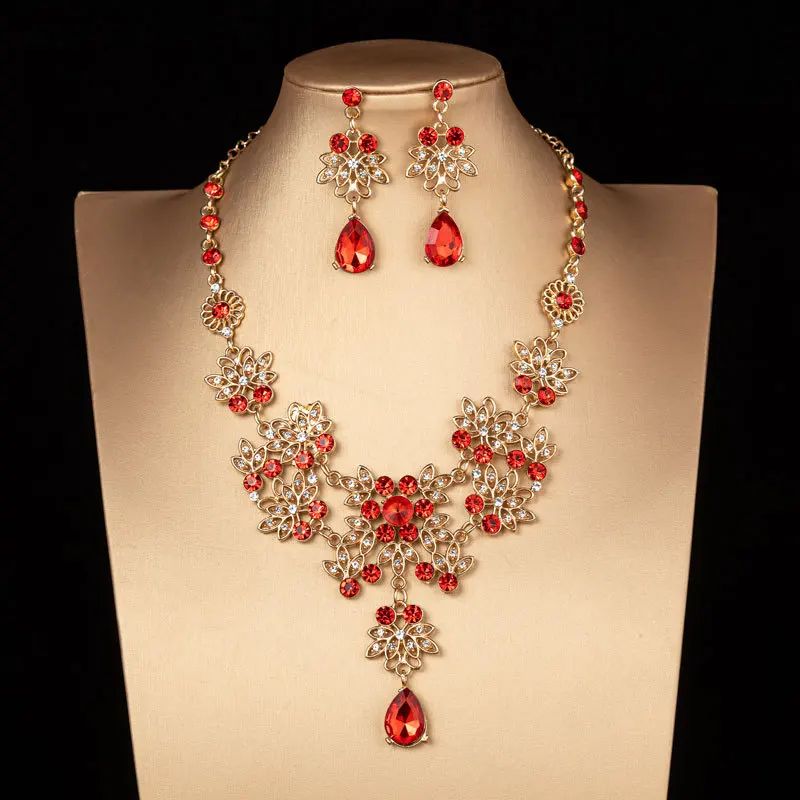 Couleur en métal: collier en or rouge