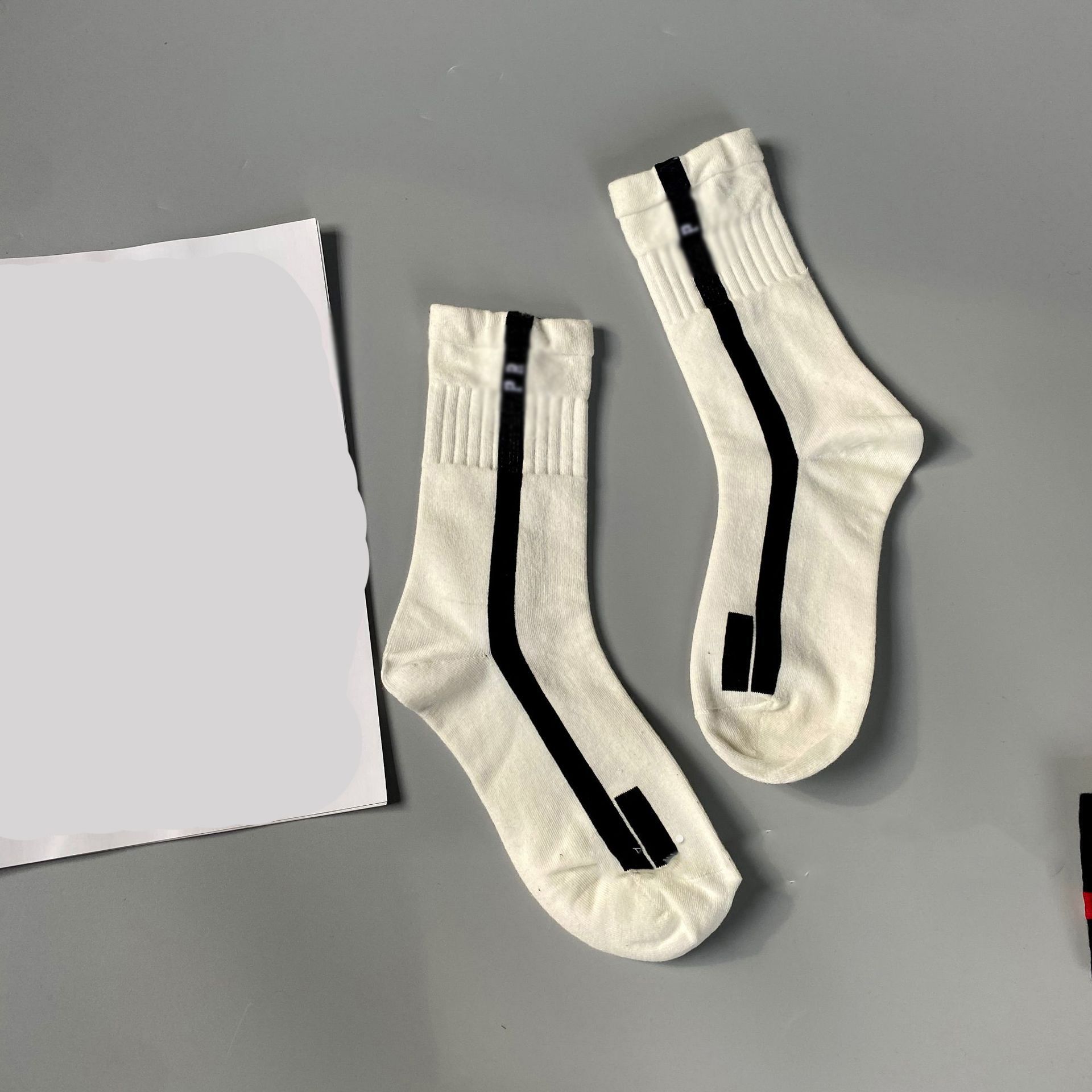 Mid-length socks 01