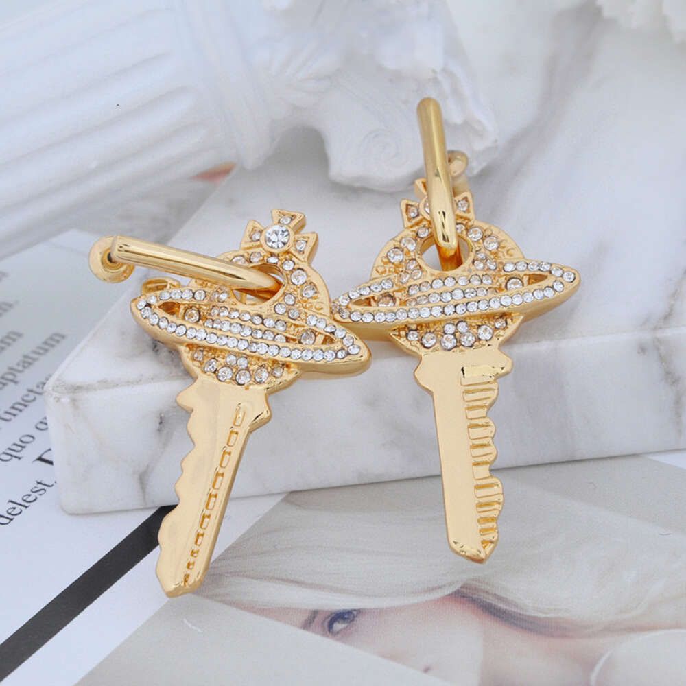 Des boucles d'oreilles en or