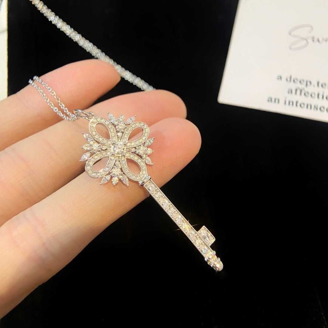 Victoria Key Necklace Platinum 45 cm