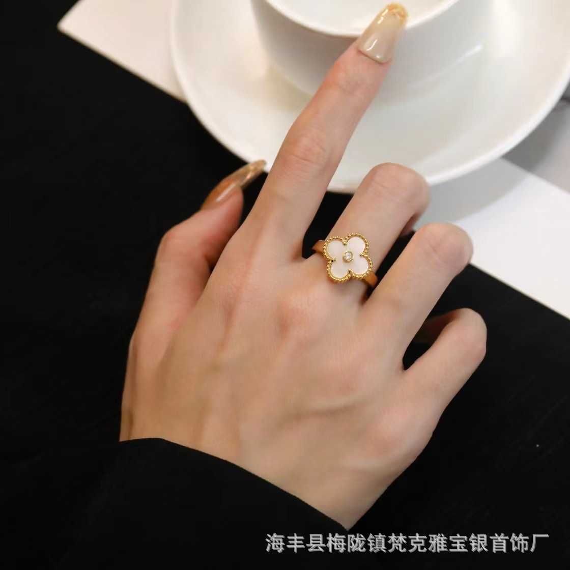 Złoty biały pierścień fritillaria
