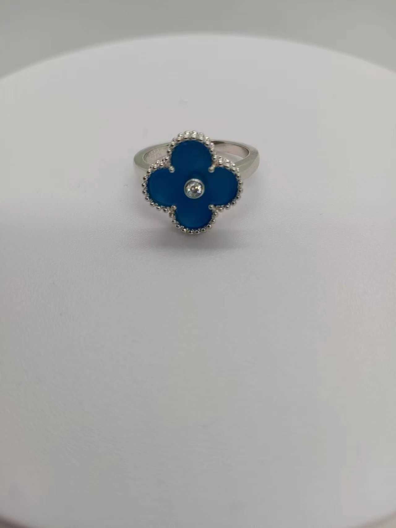 Anillo de oro blanco, ágata azul