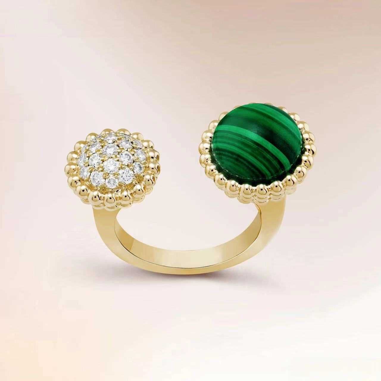 Œuf vert doré avec diamant