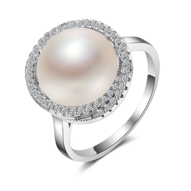 biały pierścień z pereł
