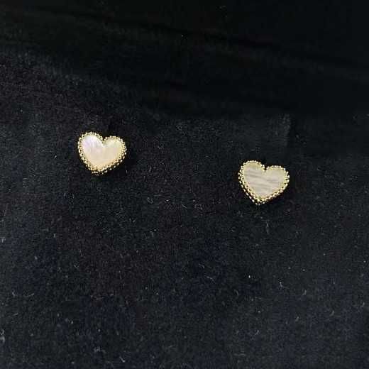 Guldhjärtaformade vita skalörhängen