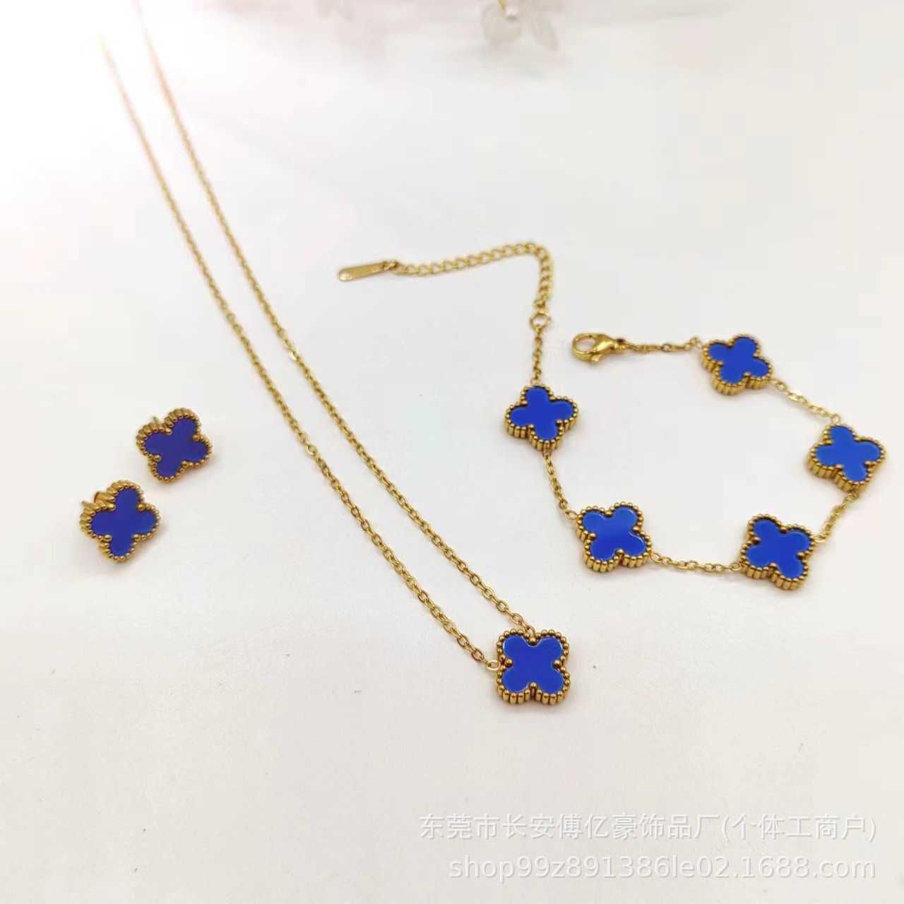 Conjunto de três peças em ouro 18k em azul