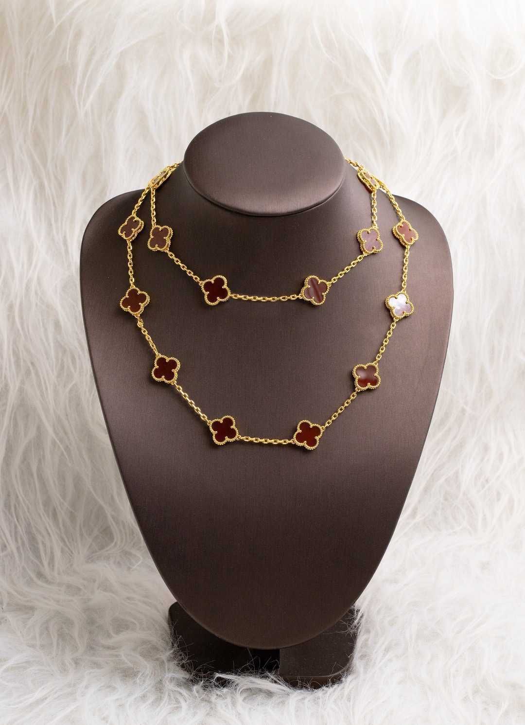 Collana con venti fiori di calcedonio rosso