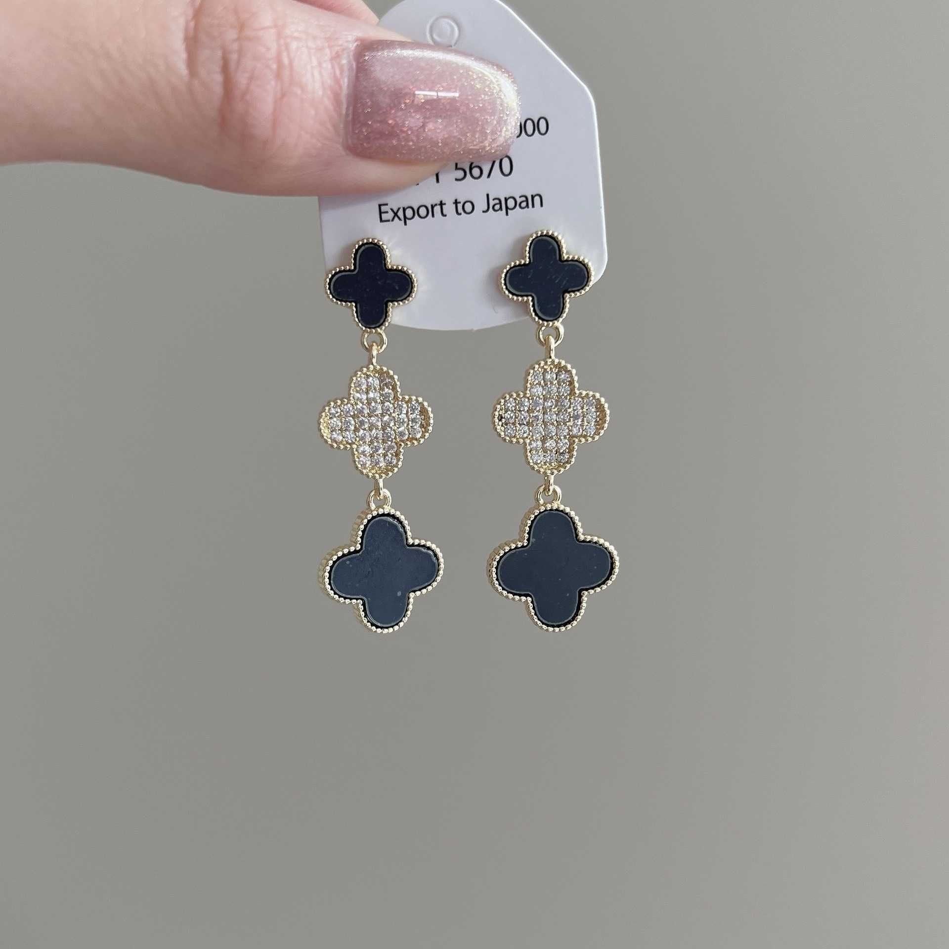 Boucles d'oreilles de fleur de pétale noire quatre