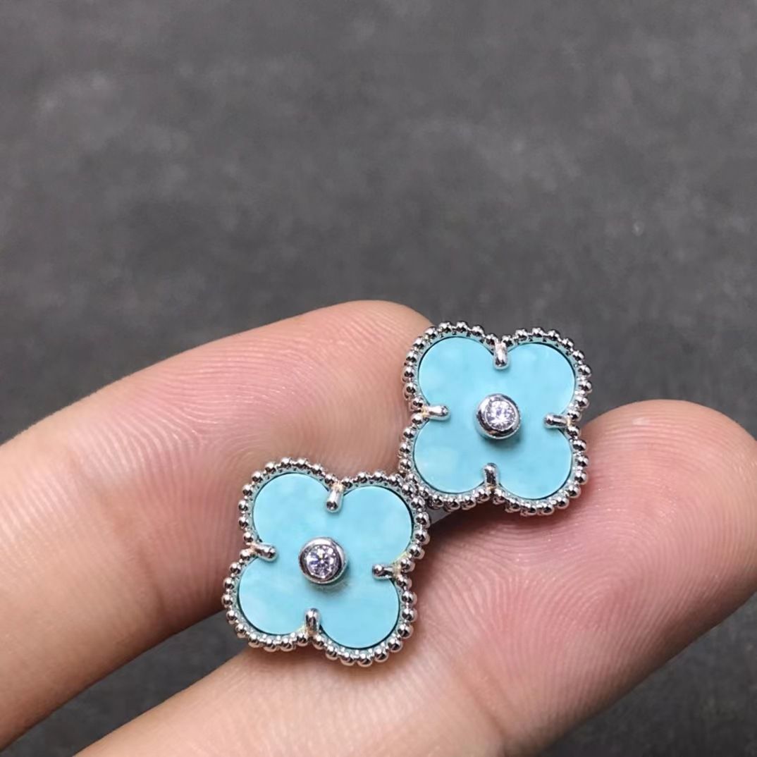 Étalons de boucles d'oreilles bleu clair