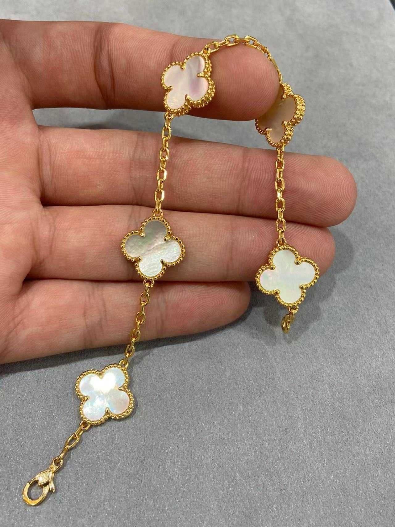 White Beiwu Flower Bracelet