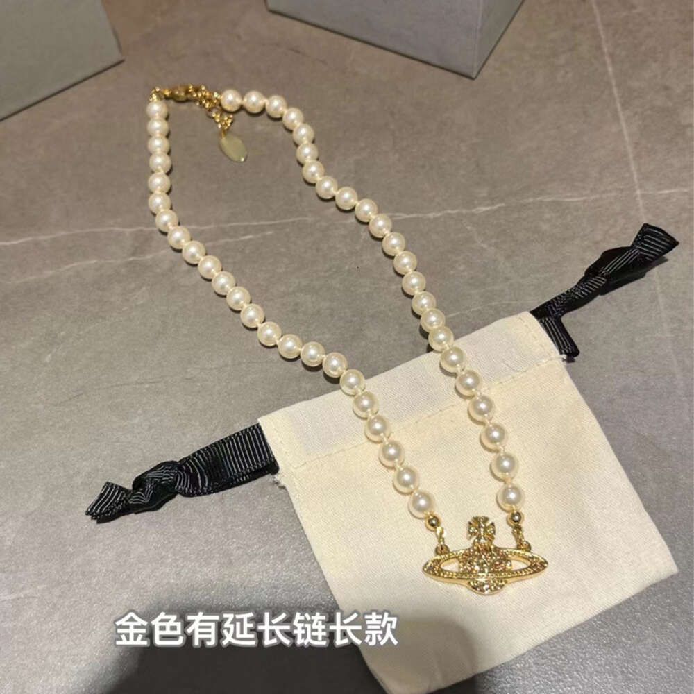 Golden Saturn Pearl Necklace kort vidd