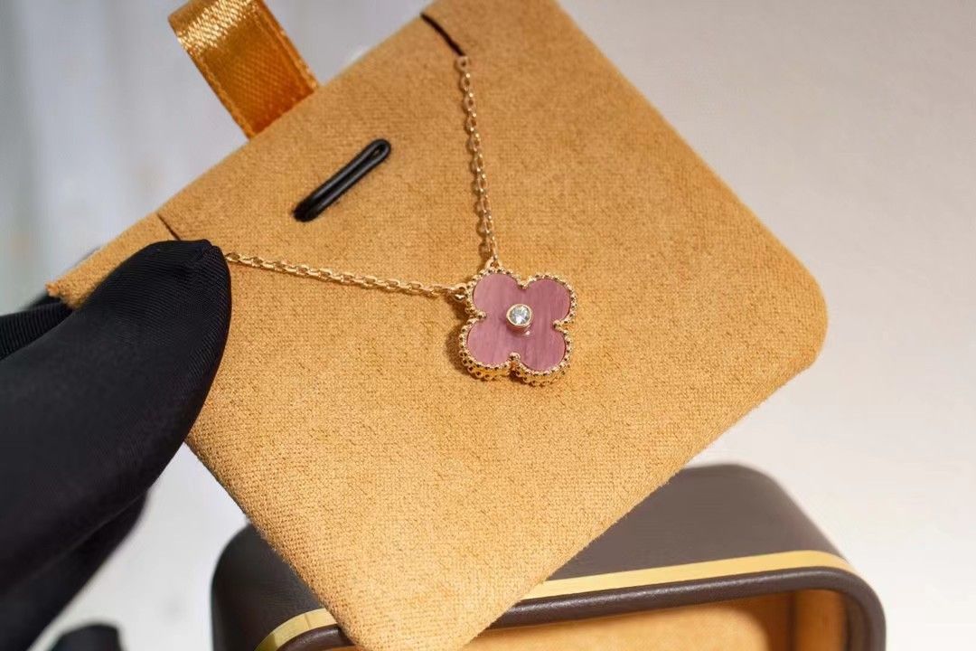 Collier rose en or rose