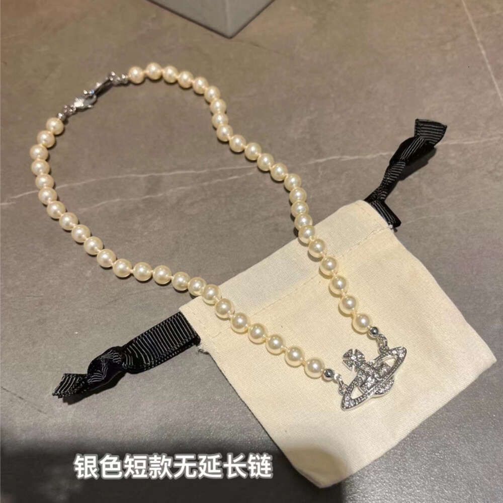 Silver Saturn Pearl Necklace kort vidd