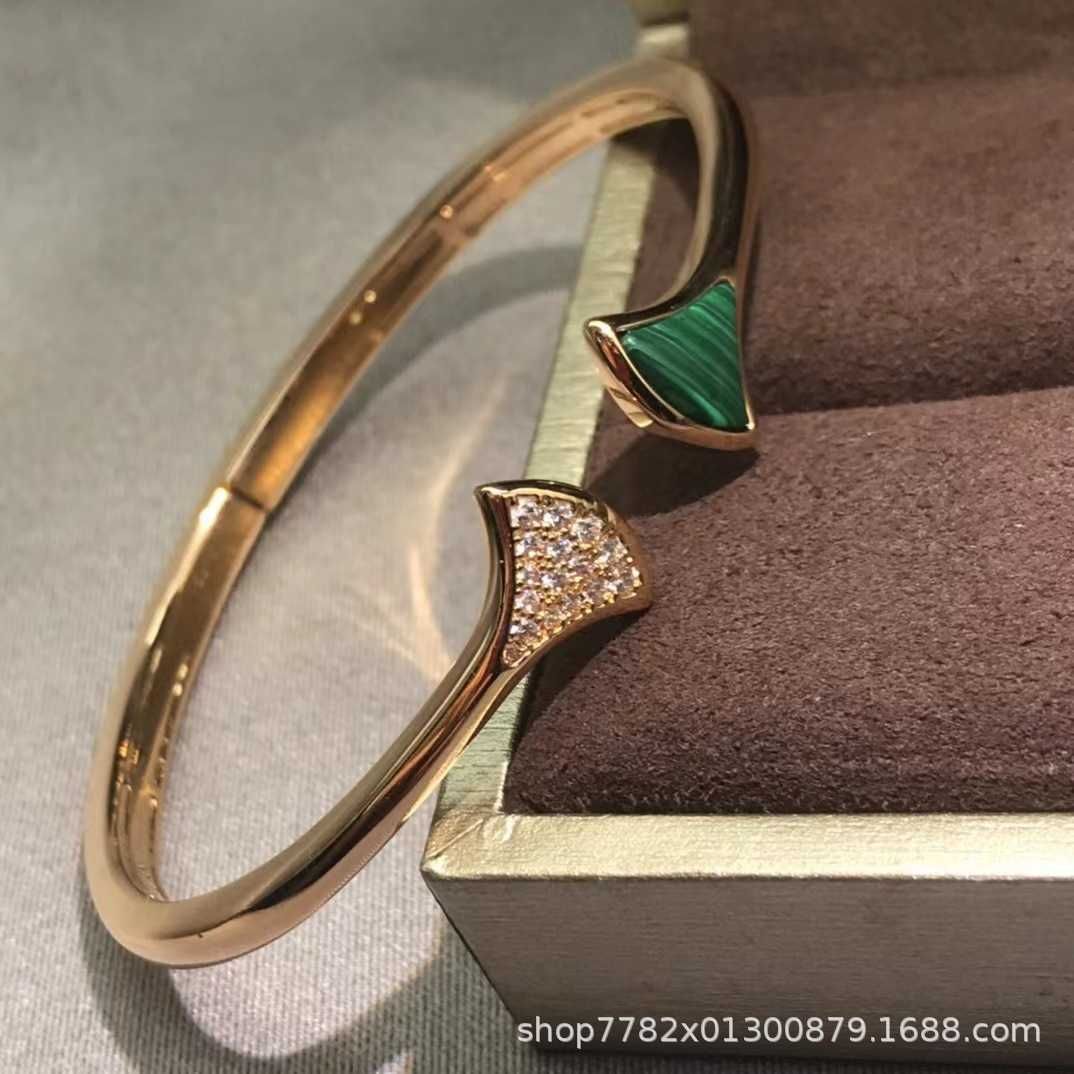 Ouro rosa com diamante e saia verde