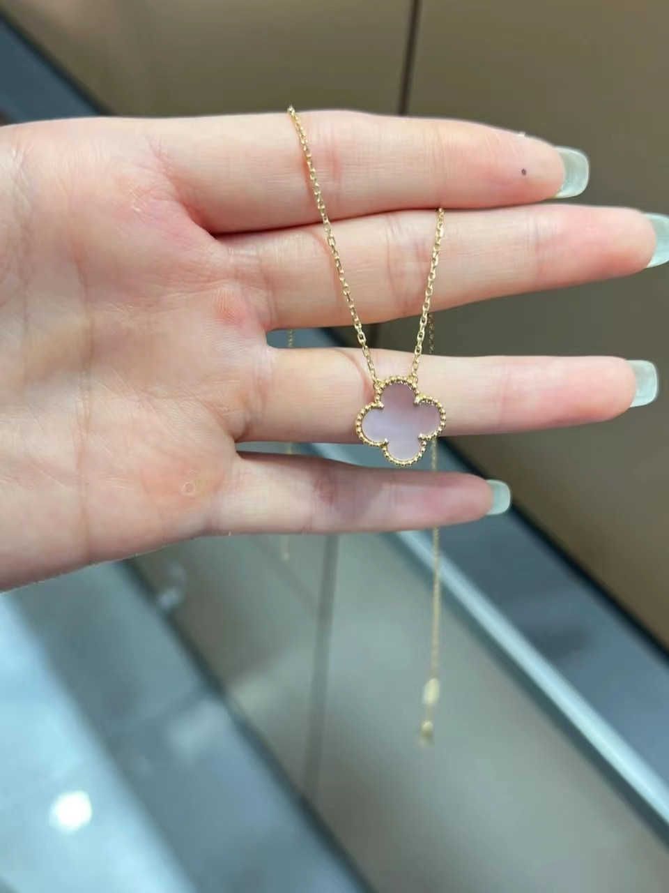 Золотисто-розовое ожерелье из ракушек