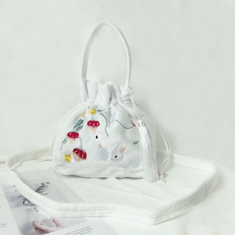 Plush bucket bag + white embroidered str