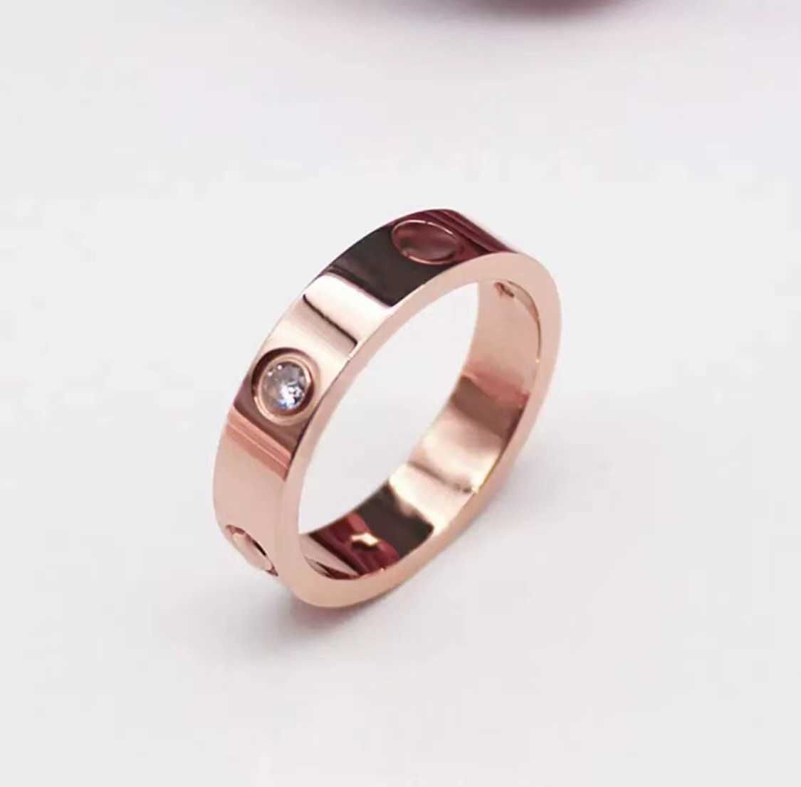 Bague étroite en or rose à un diamant de 4 mm