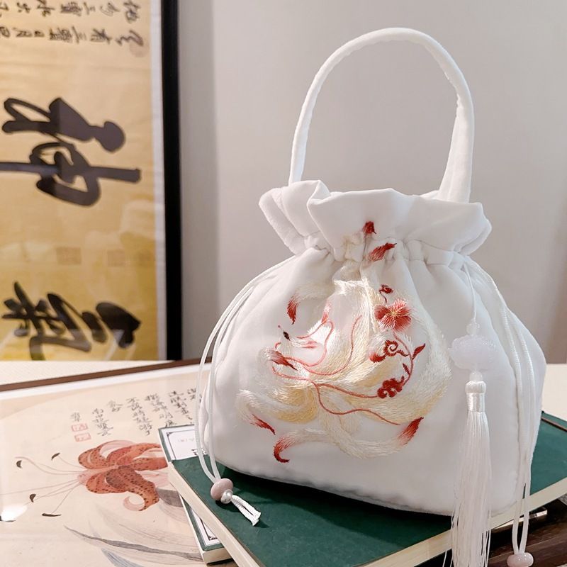 Plush bucket bag + white nine-tailed fox