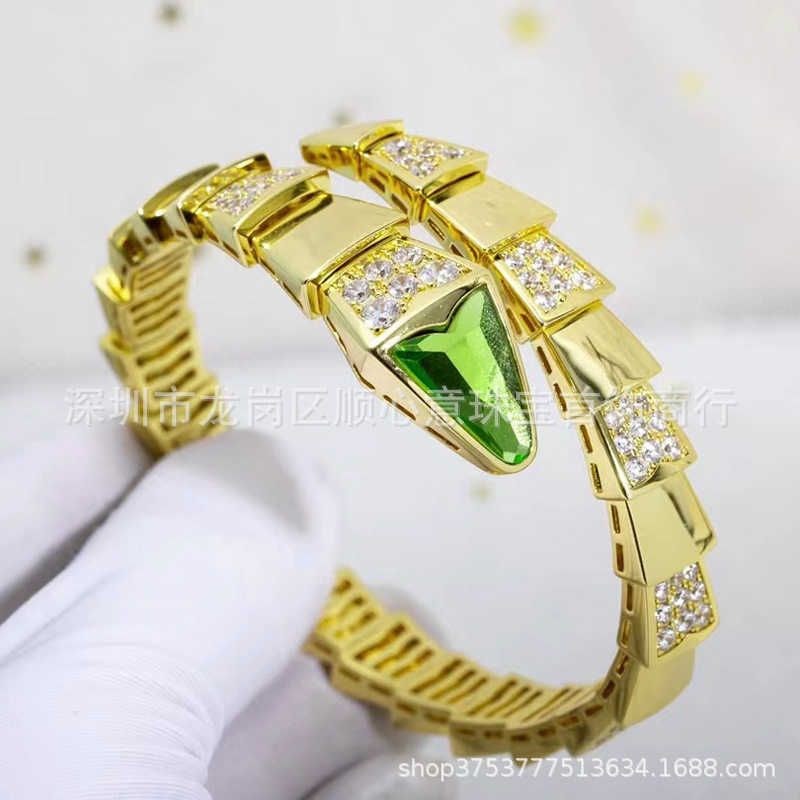 Diamante de jade verde largo em colo dourado