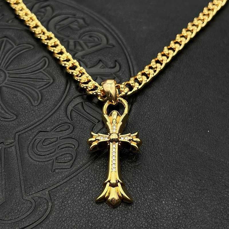 Croce a doppia strato con diamante d'oro con